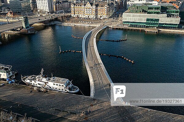 Kopenhagen  Dänemark  14. Januar 2022: Luftaufnahme der neuen modernen Fußgänger und Radfahrerbrücke Lille Langebro per Drohne  Europa