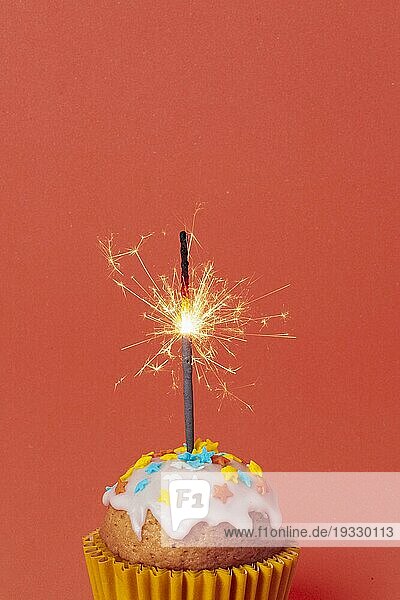 Vorderansicht süßer Geburtstags Cupcake