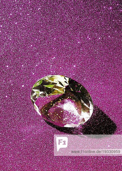 Close up funkelnden Diamanten rosa glänzenden Hintergrund