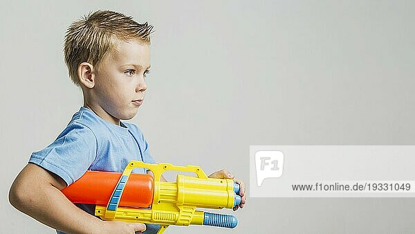 Vorderansicht Kind mit Wasserpistole