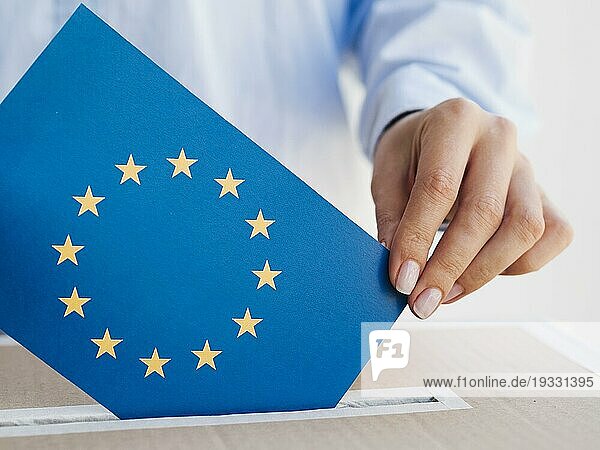 Frau  die den Briefumschlag der Europäischen Union in den Kasten steckt