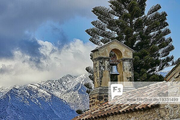 Glockenturm  Kirche  schneebdeckte Berge  hoher Baum  wolkiger Himmel  Myriokephala  Orthodoxes Kloster  Kreta  Griechenland  Europa