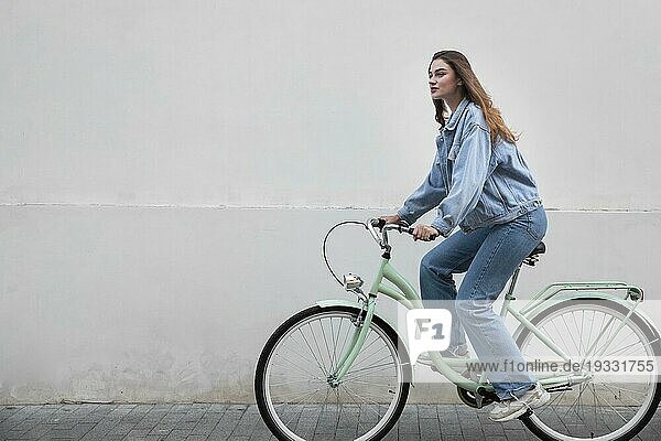 Seitenansicht Frau auf dem Fahrrad