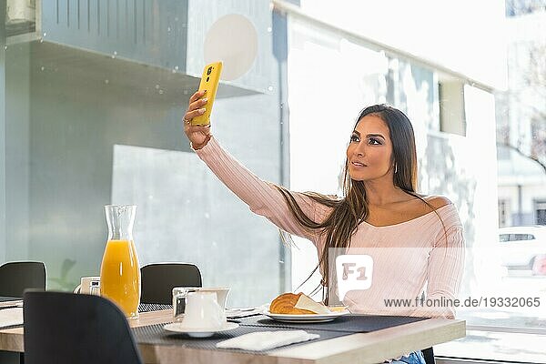 Lässige Schönheit Geschäftsfrau macht ein Selfie beim Frühstück in einem Luxushotel am Morgen