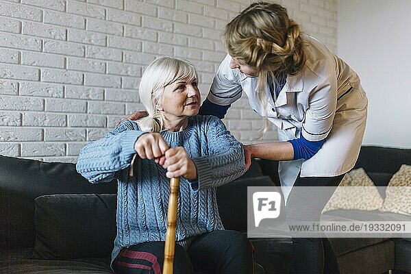 Altenheimkonzept mit Pflegerin