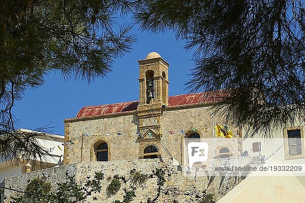 Kirche  Glockenturm  rotes Dach  Zweige  Chrissoskalitissa  Felsenkloster  Orthodoxes Kloster  Südwestspitze  Provinz Chania  Kreta  Griechenland  Europa