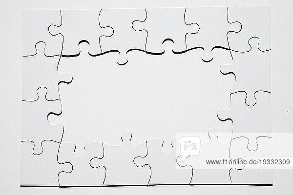 Rahmen aus weißem Puzzlestück weißer Hintergrund