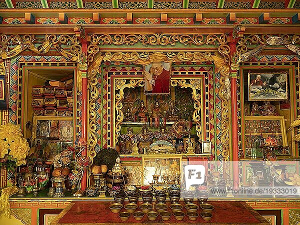 Tibetischer Gebetsraum mit Dalai Lama Bildnis und Holzschnitzereien im Dorf Jiabe  Ost-Tibet  China  Asien
