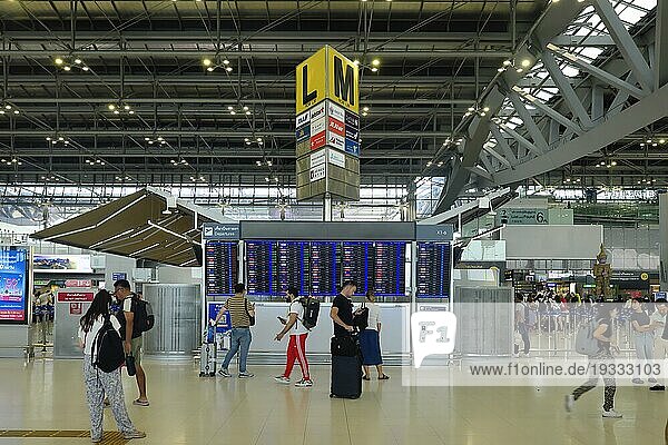 Menschen vor Abfluganzeigetafel  Departure  Flughafen Bangkok-Suvarnabhumi  Bangkok  Thailand  Asien