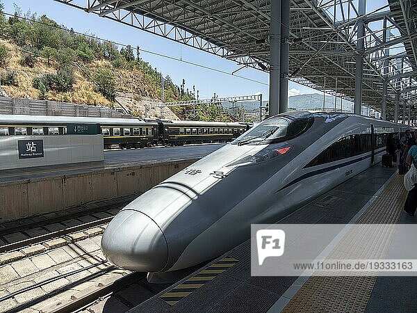 Hochgeschwindigkeitszug im Bahnhof  Kunming  Yunnan  China  Asien