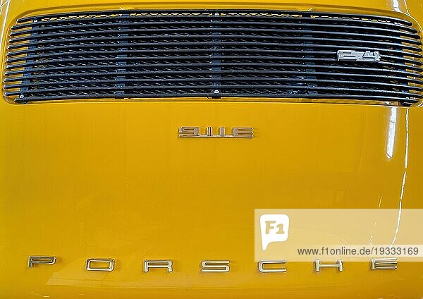 Heck von Oldtimer Classic Car Porsche 911 E 2  4 Liter aus 60er Jahre in Farbe Gelb mit typischer Kühlergrill Kühlergitter  Deutschland  Europa