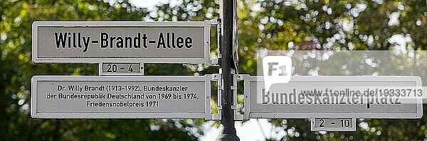 Strassenschilder Willy-Brandt-Allee und Bundeskanzlerplatz  Bundesviertel  Bonn  Nordrhein-Westfalen  Deutschland  Europa