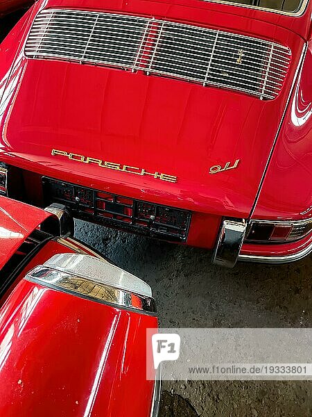 Heckpartie von Oldtimer Classic Car Porsche 911 2  0 Baujahr 1965 aus 60er Jahre in Farbe Rot mit typischer Kühlergrill Kühlergitter darunter geteilte Kühleröffnung  Deutschland  Europa