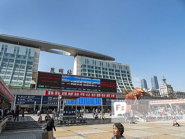 Bahnhofsvorplatz mit Passanten und Hochhäusern  Kunming  Yunnan  China  Asien