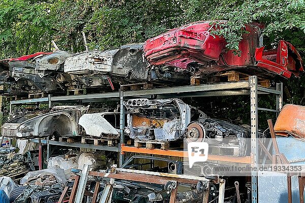 Abgewrackte Karosserien von Auto Porsche 911 aus 60er Jahre 70er Jahre lagern in Hochregal in Außenbereich warten auf für Restaurierung  Deutschland  Europa
