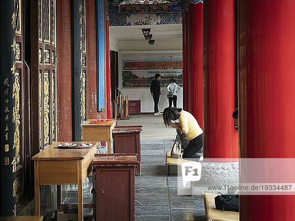 Rote Säulen  betende Menschen  Yuantong Tempel  Kunming  Yunnan  China  Asien