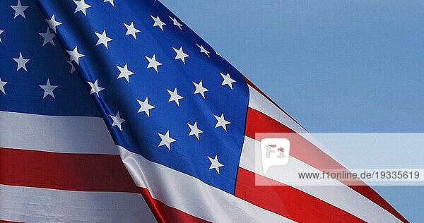 Die amerikanische Flagge weht im Wind  Normandie