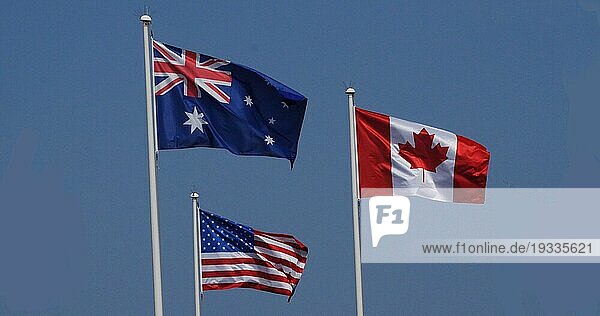 Amerikanische  australische und kanadische Flaggen wehen im Wind  Normandie