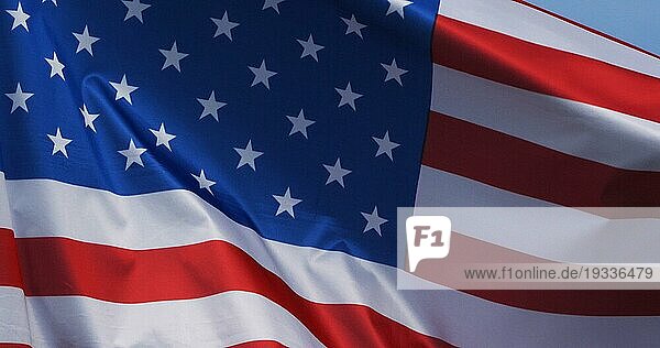 Die amerikanische Flagge weht im Wind  Normandie