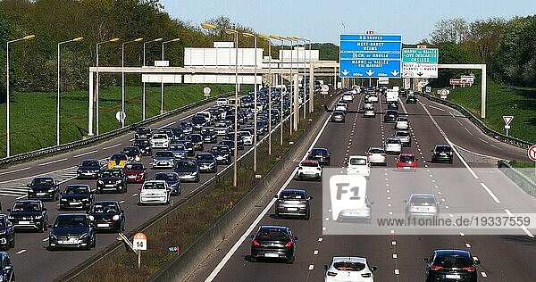 Stau auf der Autobahn A4 bei Paris  Autoverkehr  Frankreich  Europa