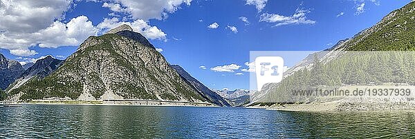 Lago di Livigno mit Schutzgalerie der Strasse  Monte Saliente  Lombardei  Italien  Europa