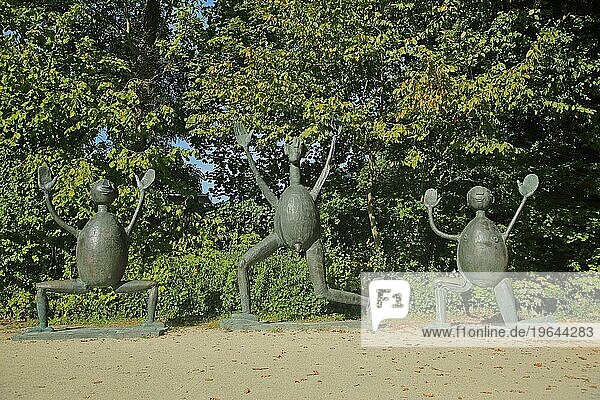 Skulptur Bild des Hoffens von Heinrich Kirchner 1974  drei  Figuren  Arme  hoch  oben  Hände  Gestik  grüßen  Begrüßung  hoffen Hoffnung  Skulpturengarten  Erlangen  Mittelfranken  Franken  Bayern  Deutschland  Europa