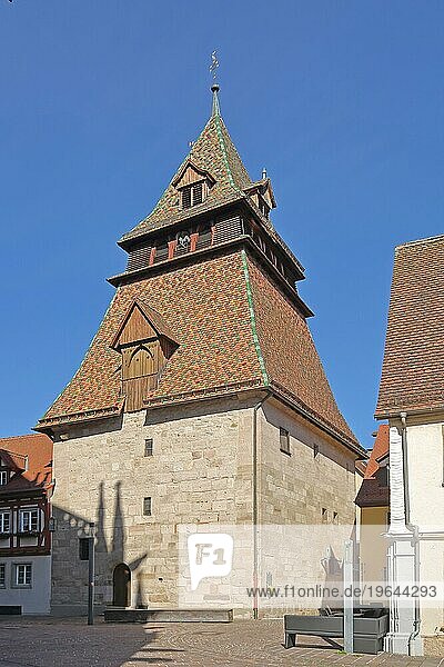 Historischer romanischer Glockenturm erbaut 1228 am Münsterplatz  Schwäbisch Gmünd  Baden-Württemberg  Deutschland  Europa