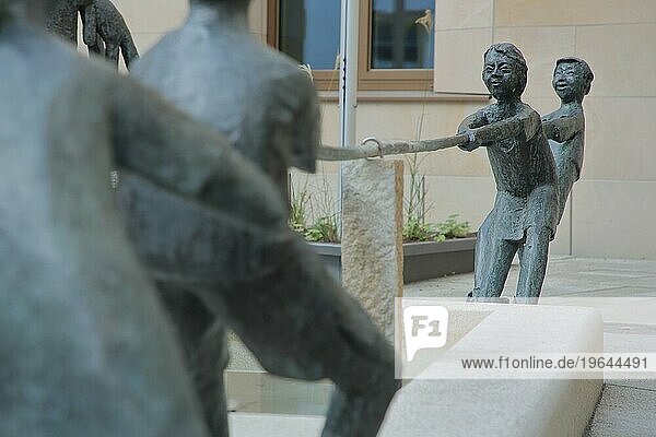 Skulptur Tauziehen  zwei Figuren  Kinder  Seil  ziehen  Rathaus  Herzogenaurach  Mittelfranken  Franken  Bayern  Deutschland  Europa