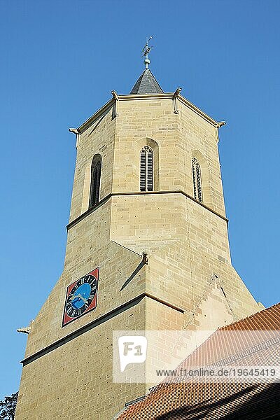 Turm der gotischen Michaelskirche  Kirchturm  Uhr  Blick nach oben  Waiblingen  Baden-Württemberg  Deutschland  Europa