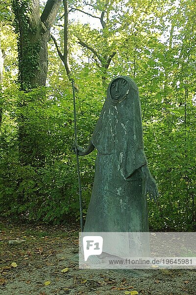 Skulptur Wanderer Abraham von Heinrich Kirchner 1957  Figur  Mann  Stab  Stock  wandern  biblisch  Skulpturengarten  Erlangen  Mittelfranken  Franken  Bayern  Deutschland  Europa