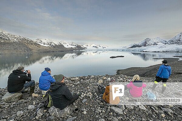 Touristen  Gletscher Hornbreen  Hornsund  Spitzbergen  Svalbard  Norwegen  Europa