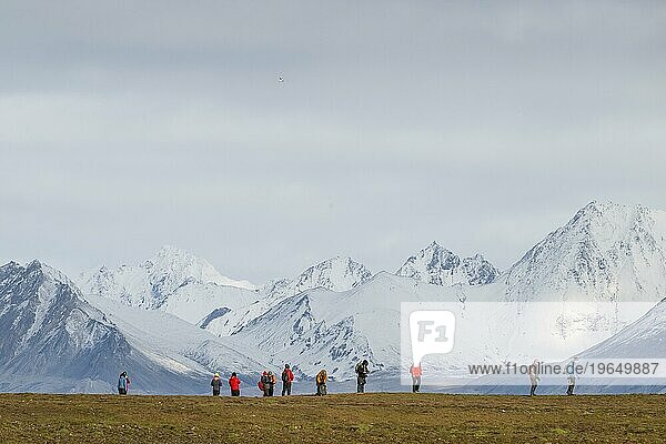 Gruppe von Touristen  verschneite Berge  Dauneninseln  Dunøyane Inselgruppe  Spitzbergen  Svalbard  Norwegen  Europa