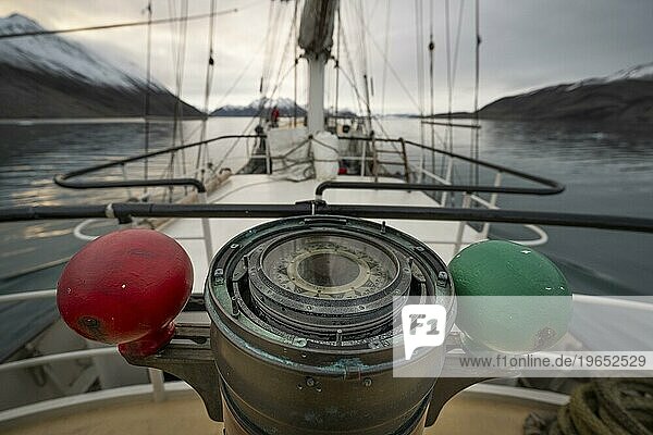 Kompass  Barkentine Antigua  Hornsund  Spitzbergen  Svalbard  Norwegen  Europa