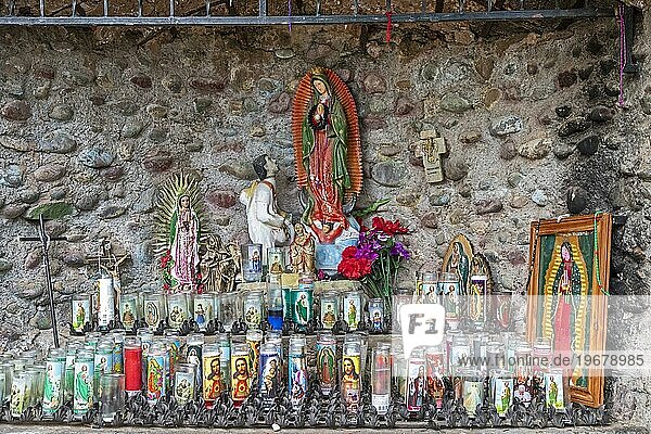 Chimayo  New Mexico  Gebetskerzen im El Santuario de Chimayo  einem römisch katholischen Wallfahrtsort in den Bergen des nördlichen New Mexico