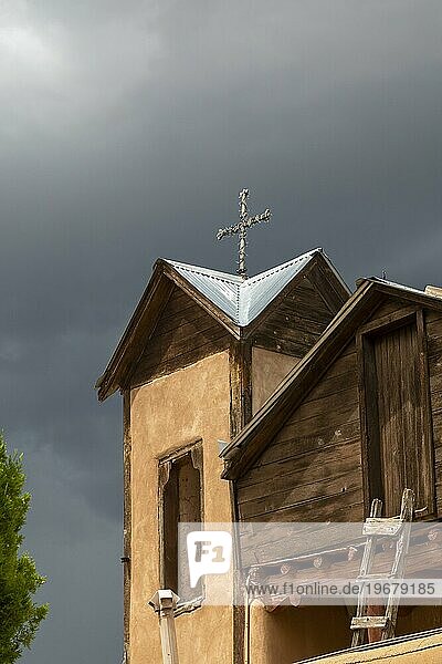 Chimayo  New Mexico  Einer der Glockentürme von El Santuario de Chimayo während eines aufkommenden Sturms. El Santuario ist ein römisch katholischer Wallfahrtsort in den Bergen des nördlichen New Mexico