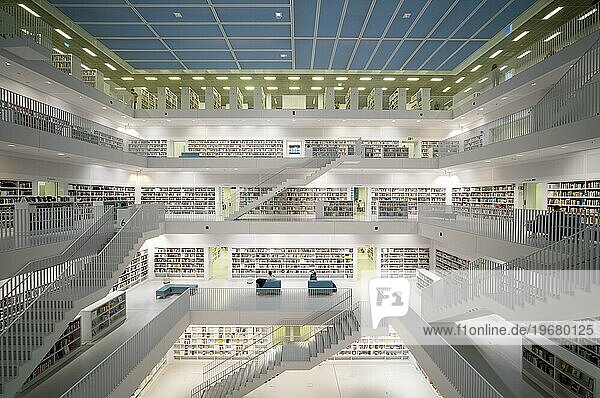 Innenaufnahme  Galeriesaal mit Treppenaufgängen der Stadtbibliothek  Architekt Eun Young Yi  Stuttgart  Baden-Württemberg  Deutschland  Europa