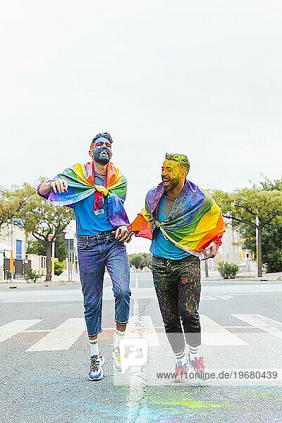 Homosexuelle Männer bunten Pulver Spaß haben Straße