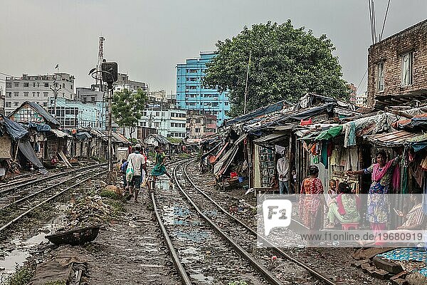 Bewohner informeller Behausungen in Tejgaon  informelle Siedlung  die dicht entlang einer Eisenbahnlinie errichtet wurde  Tejgaon Slum  Area  Dhaka  Bangladesch  Asien