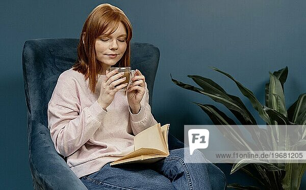 Porträt Frau zu Hause beim Kaffeetrinken und Lesen