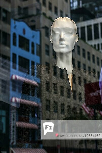 Spiegelung im Fenster  Mode  Shop  Geschäft  Business  Manhattan  New York City  USA  Nordamerika