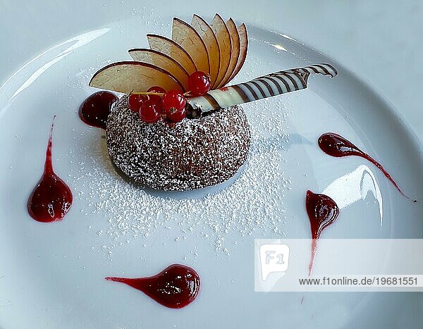 Schönes Design Schokoladenmousse Dessert mit Obst auf einem Teller in der Schweiz