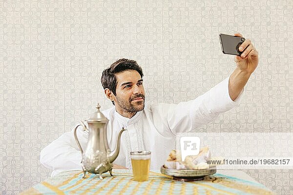 Muslimischer Mann macht Selfie_2