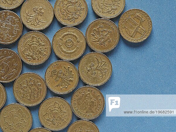 Pfundmünzen  Vereinigtes Königreich über blau mit Kopierraum