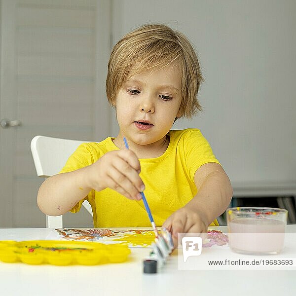 Kleiner Junge malt