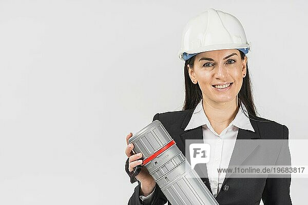 Frau Ingenieur weißen Helm hält Rohr