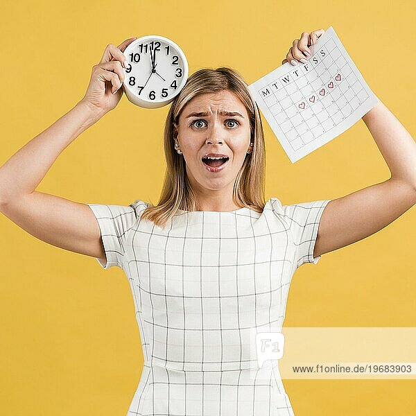 Gestresste Frau hält Uhr Zeit Kalender