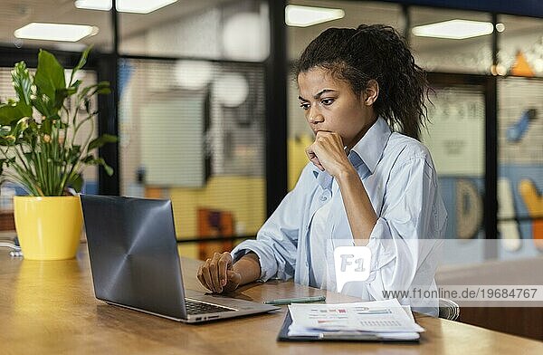 Seitenansicht Frau arbeitet Büro mit Laptop