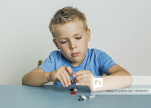 Vorderansicht süßes Kind spielt mit Lego