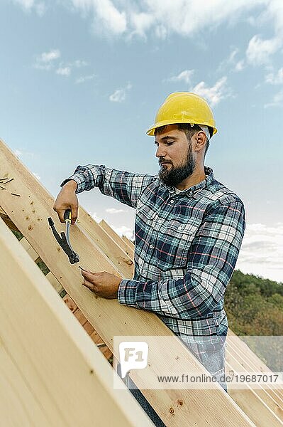 Arbeiter beim Bau eines Dachhauses