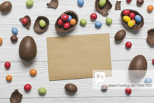 Schokoladeneier Bonbons um Papierbogen